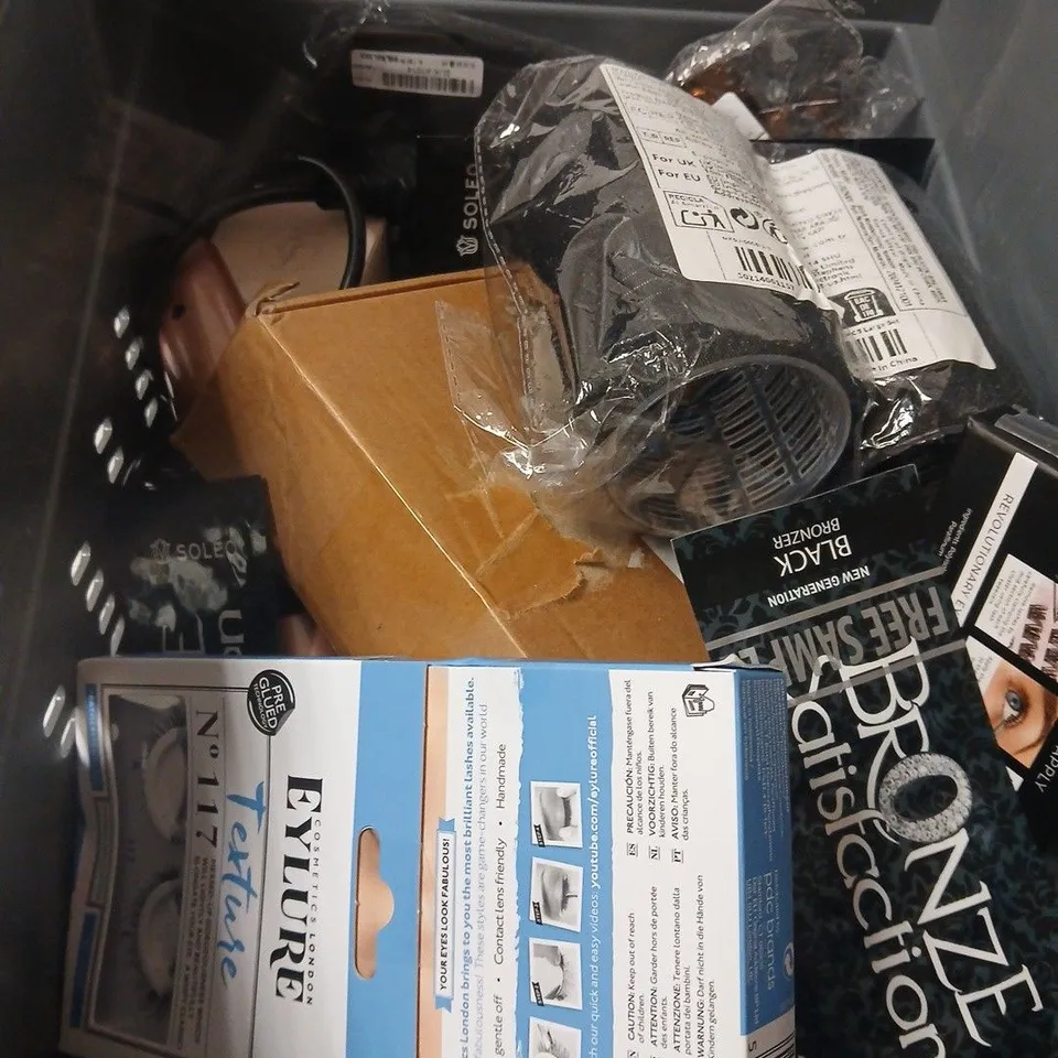 APPROXIMATELY 12 ASSORTED COSMETIC ITEMS INCLUDING SOLEO BRONZER , EASY LASH EYELASHES AND EYLURE TEXTURE EYELASHES