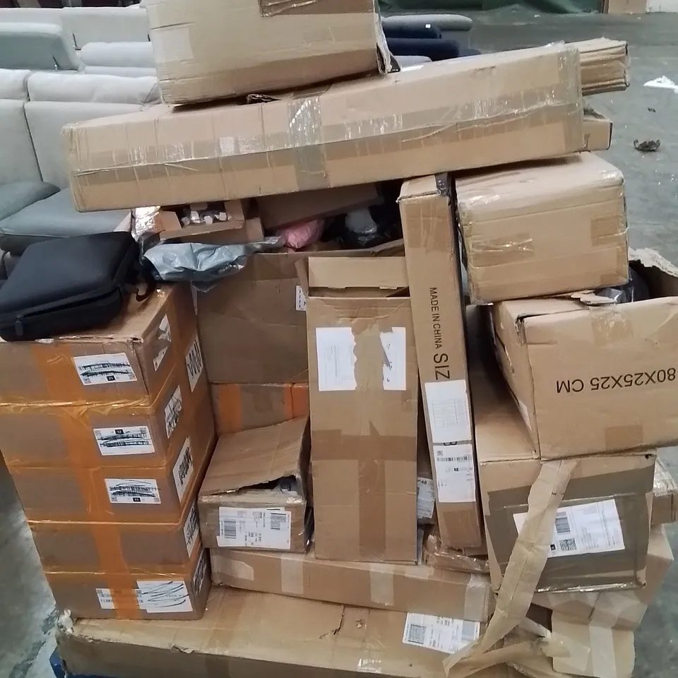 PALLET CONTAINING VARIOUS ASSORTED BOXED HOUSEHOLD CUSTOMER RETURNS TO INCLUDE: SEWING MACING, CEILING LIGHTS, LARGE DRILL BITS AND LOTS MORE UNMARKED BOXED ITEMS 