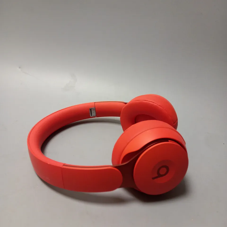APPLE BEATS SOLO PRO HEADPHONES 