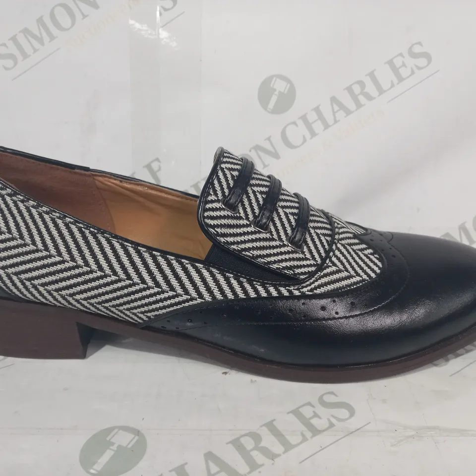 PAIR OF DESIGNER LOW HEEL SLIP-ON SHOES IN BLACK/WHITE EU SIZE 43