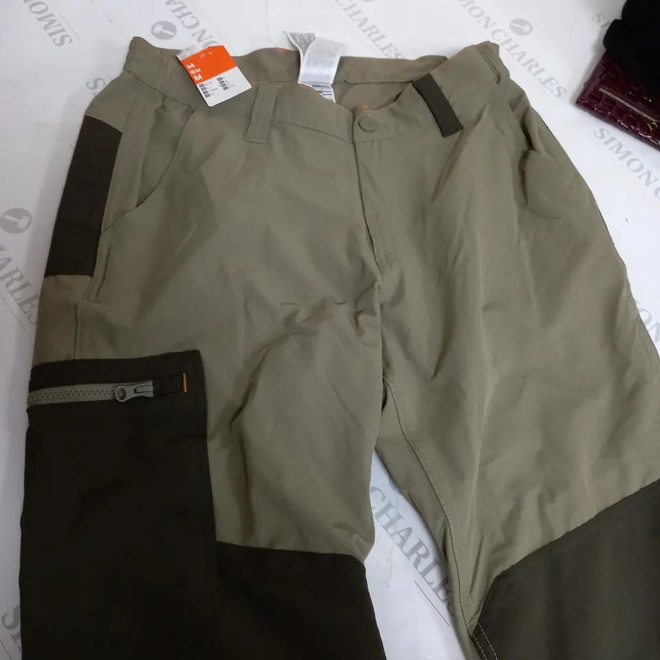 MENS GREEN CARGO PANTS - SIZE MEDIUM