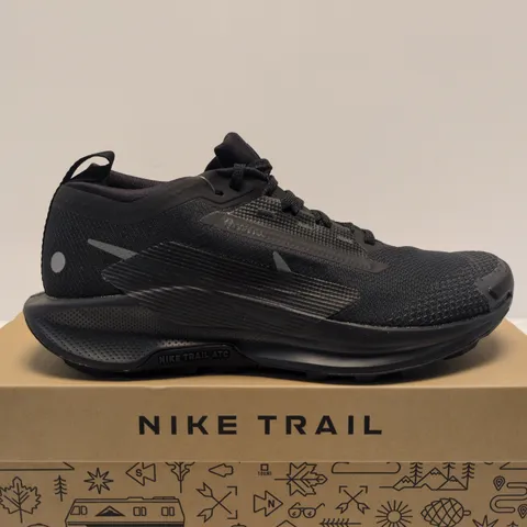BOXED PAIR OF NIKE PEGASUS TRAIL 5 GTX β SIZE 7.5