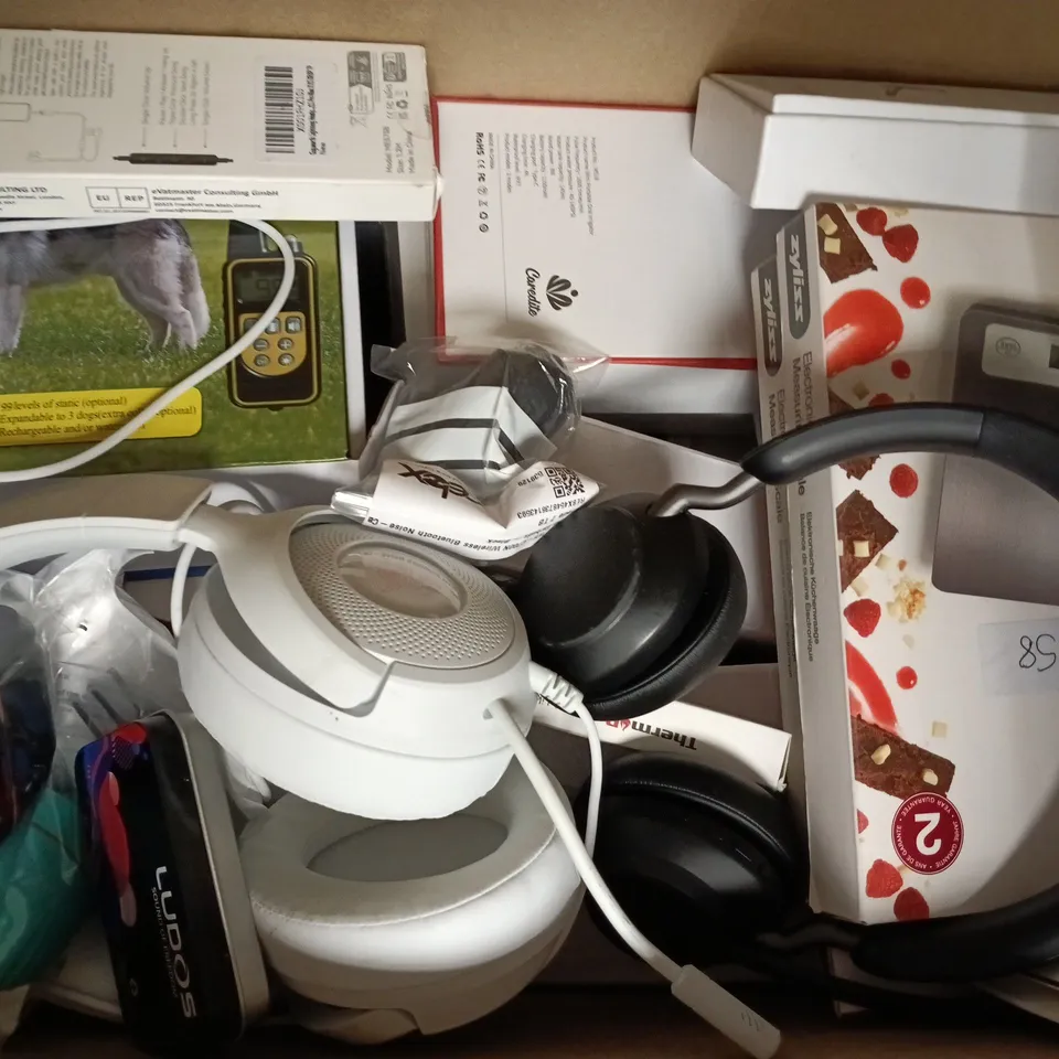 BOX OF APPROXIMATELY 20 ASSORTED ELECTRICAL ITEMS TO INCLUDE SMARTWATCH, EARBUDS, ETC