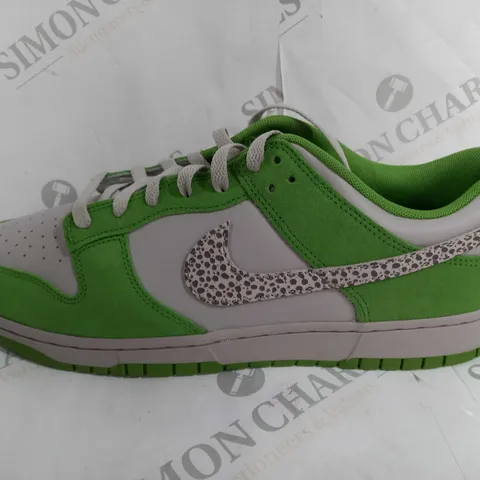 NIKE DUNK LOW SE LOTTERY PACK TRAINERS, GREEN - SIZE 11.5