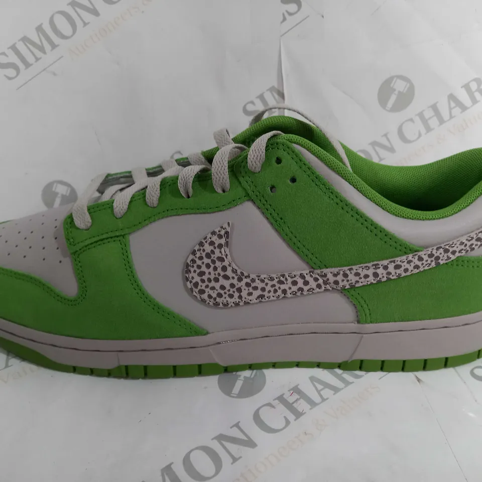 NIKE DUNK LOW SE LOTTERY PACK TRAINERS, GREEN - SIZE 11.5
