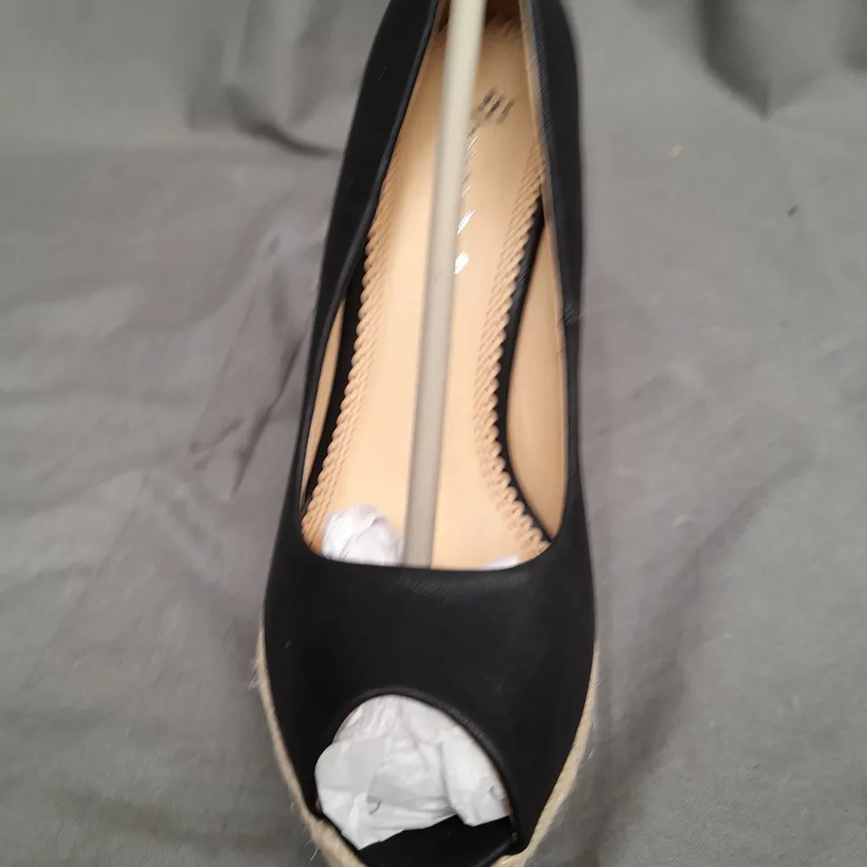 BOX OF APPROXIMATELY 10 WOMENS LAVANDAR HIGH HEEL SHOES IN VARIOUS SIZES