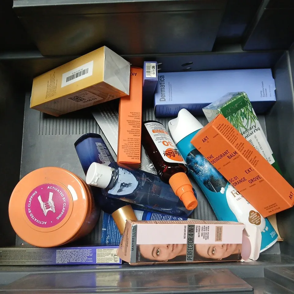 APPROXIMATEY 20 ASSORTED HEALTH AND BEAUTY PRODUCTS TO INCLUDE DOVE SELF TAN LOTION, IMPERIAL LEATHER FOAM BODY WASH AND AVON TRUE COLOUR FOUNDATION