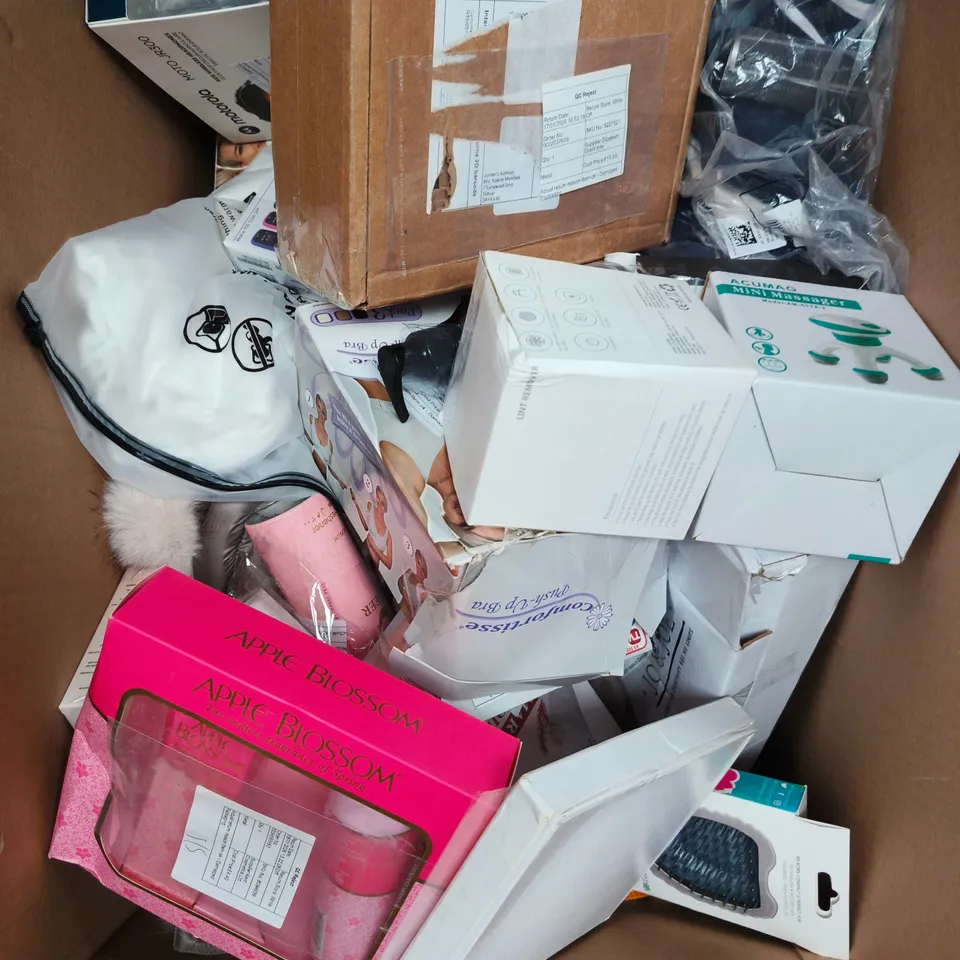 APPROXIMATELY 20 ASSORTED HOUSEHOLD PRODUCTS TO INCLUDE HAIRBRUSH, MINI MASSAGER, HAIR SHAVER ETC 