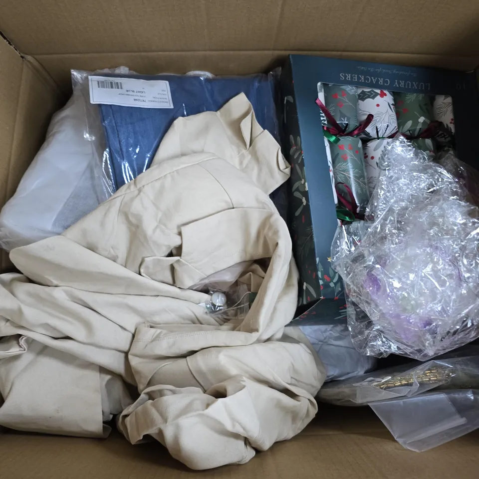 APPROXIMATELY 25 ASSORTED ITEMS TO INCLUDE NECK FAN, DETANGLER HAIR BRUSH, EMRECO STRETCH DENIM CROP, ETC - COLLECTION ONLY