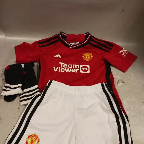 MANCHESTER UNITED MINI KIT 23/24 HOME FULL KIT - RED - SIZE 4-5 YEARS