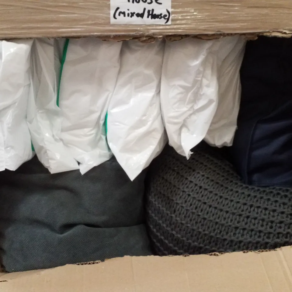 PALLET CONTAINING ASSORTED BEAN BAGS & PILLOWS 