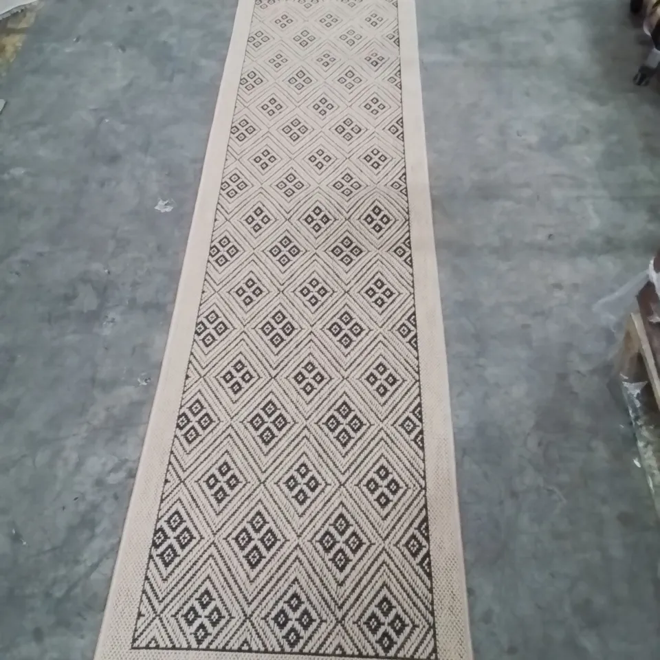 QUALITY DESIGNER AREA RUG - APPROXIMATELY 240X60CM