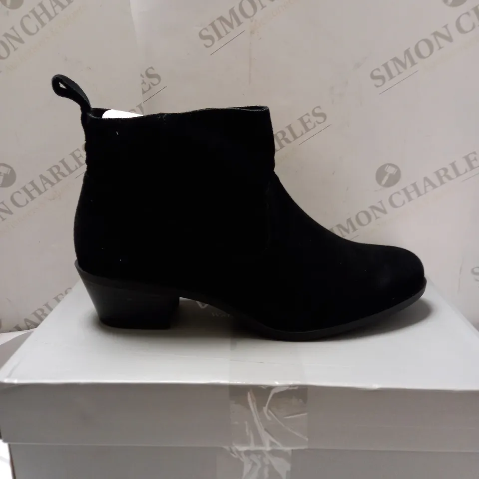 VIONIC VERA BLACK ANKLE BOOTS - SIZE 8