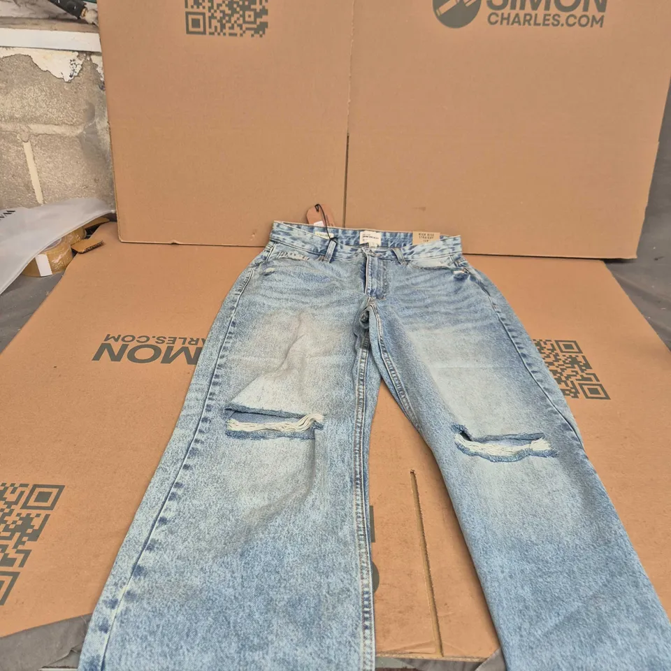 BOX OF APPROXIMATELY 25 ASSORTED CLOTHING ITEMS TO INCLUDE: RIVER ISLAND JEANS 