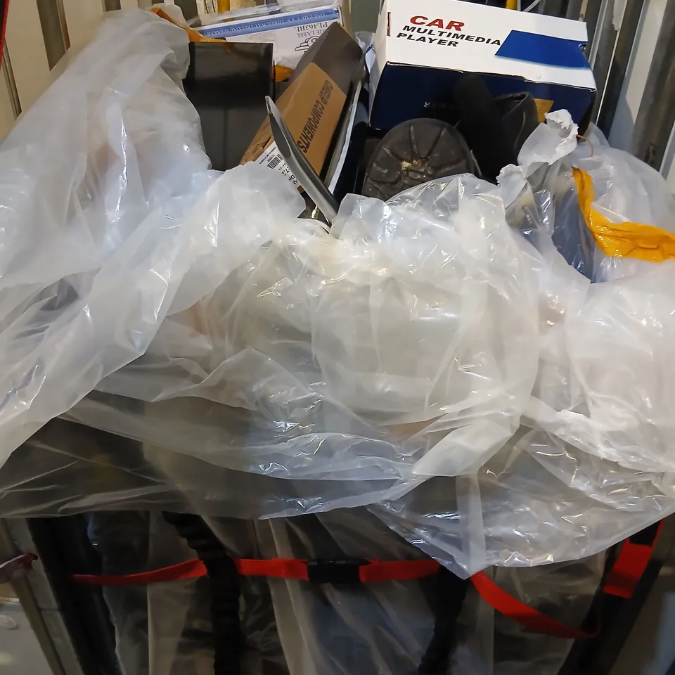 LARGE QUANTITY OF ASSORTED CAR AND VEHICLE PARTS AND ACCESSORIES TO INCLUDE; PYLE BLUE LABEL SPEAKER SYSTEM, ONE UP COMPONENTS V3 DROPPER POST, AGPTEK AUTO MODE, BLUE PRINT AND CAR MULTI MEDIA PLAYER