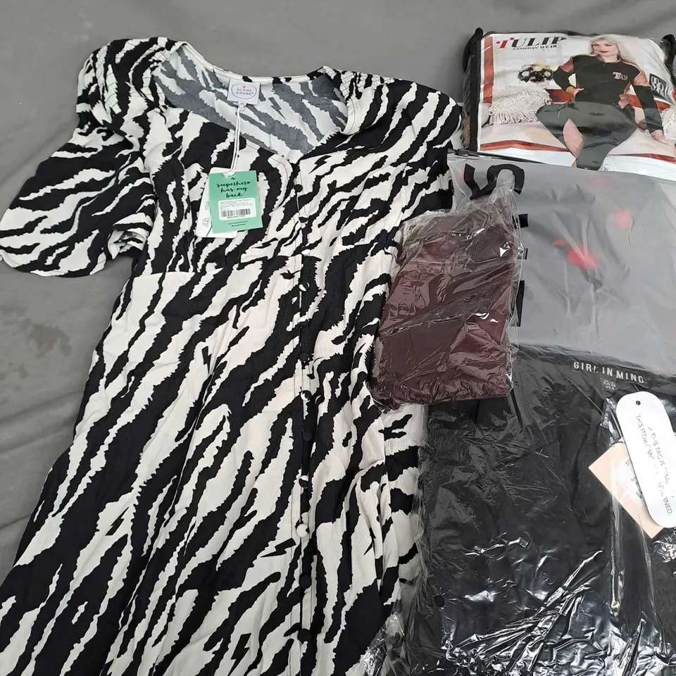 APPROXIMATELY 25 ASSORTED CLOTHING ITEMS IN VARIOUS SIZES TO INCLUDE  DRESSES, TOPS, COATS, ETC