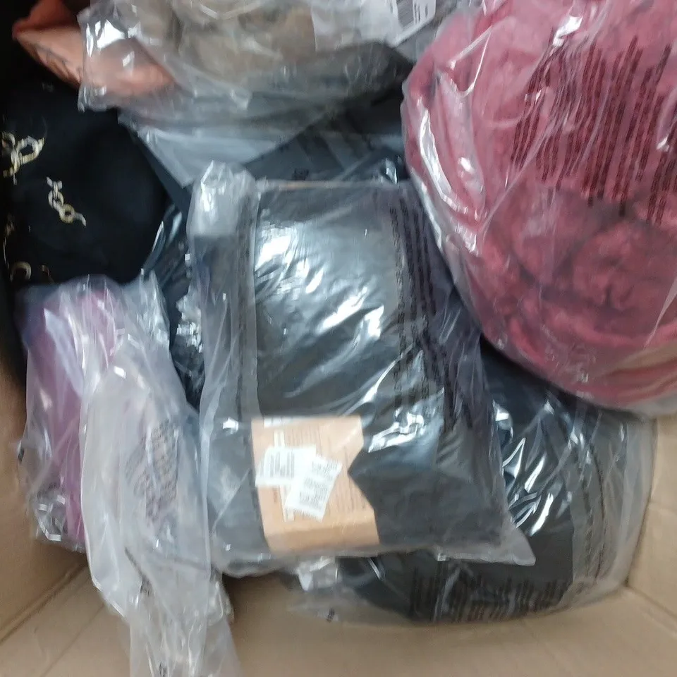 APPROXIMATELY 20 ASSORTED CLOTHING IN VARIES SIZES AND COLOURS 