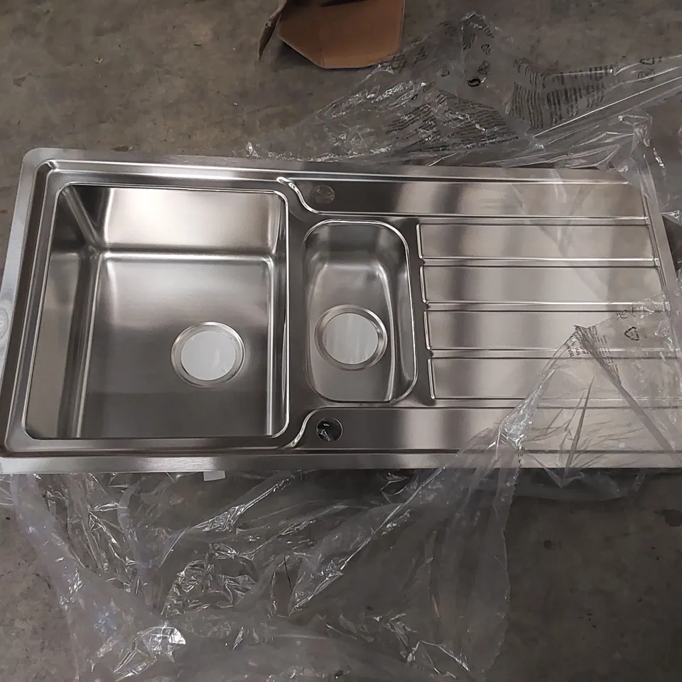 BRUSHED STAINLESS STEEL 1.5-BOWL SINK AND DRAINER
