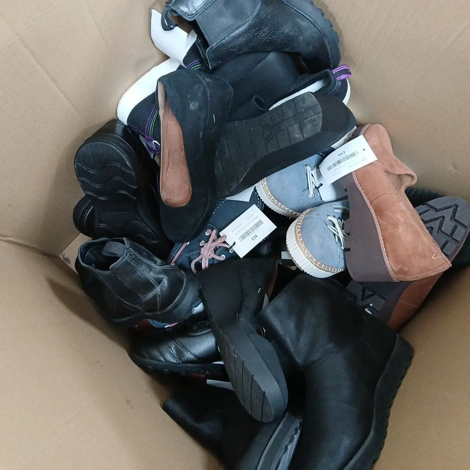 APPROXIMATELY 15 PAIRS OF SHOES IN VARIOUS SIZES, STYLES & COLOURS TO INCLUDE VIONIC, NATURALIZER, CLARKS, ETC