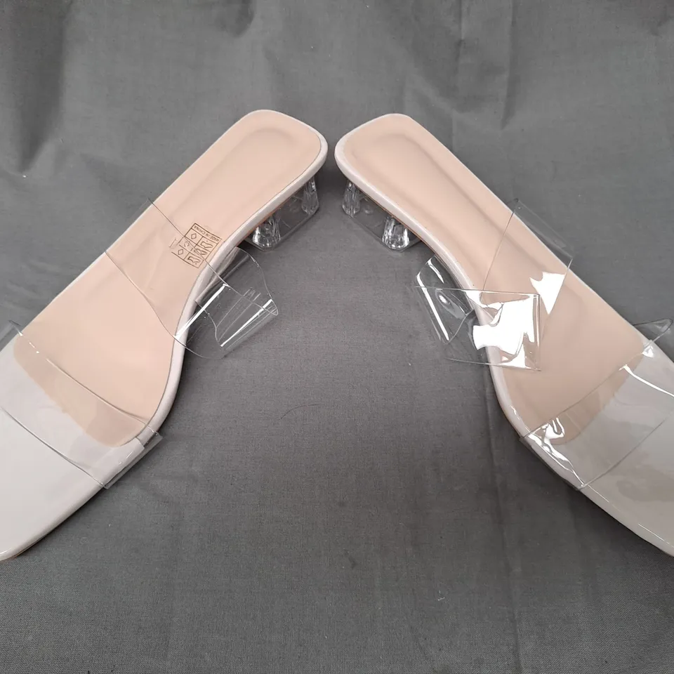 BOXED PAIR OF DESIGNER OPEN TOE LOW HEEL SANDALS IN BEIGE W. CLEAR STRAPS EU SIZE 43