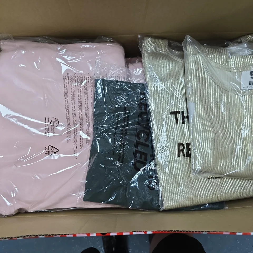 APPROXIMATELY 15 ASSORTED CLOTHING ITEMS IN VARIOUS SIZES, COLOURS & STYLES TO INCLUDE CLASSIC FIT T-SHIRT, WIDE LEG SWEATPANTS, JADE CREW, ETC