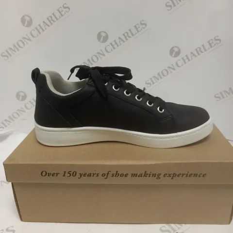 BOXED PAIR OF CUSHION WALK LASER CUT ZIP TRAINERS IN BLACK - SIZE 6