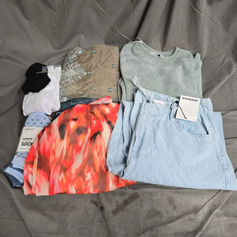 BOX OF APPROXIMATELY 20 ASSORTED CLOTHING ITEMS TO INCLUDE - SOCKS, TOPS, TROUSERS, ETC