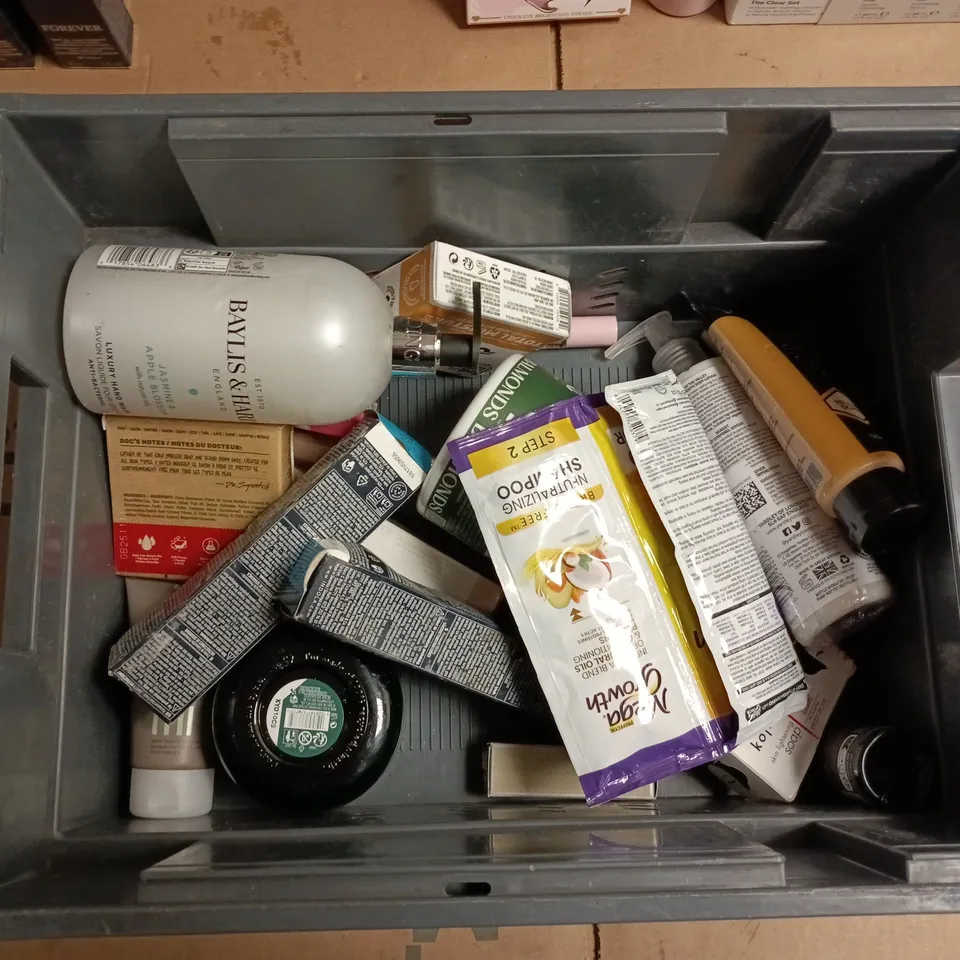 APPROXIMATEY 20 ASSORTED HEALTH AND BEAUTY PRODUCTS TO INCLUDE PLOUISE UNDER EYE BRIGHTENING POWDER, THE ORDINARY THE CLEAR SET, BASELIFT TONER ETC 