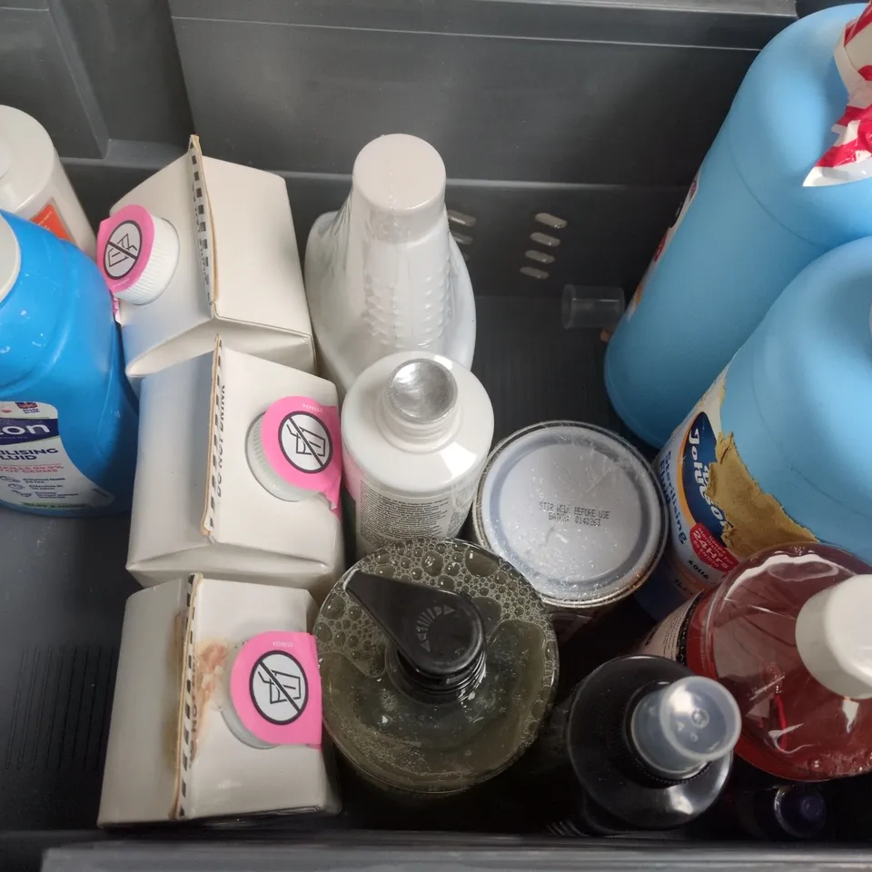 APPROXIMATELY 15 ASSORTED HOUSEHOLD ITEMS TO INCLUDE FABRIC CLEANER, STEAMER & IRONING WATER, MOLD DEMOLD SPRAY, ETC - COLLECTION ONLY