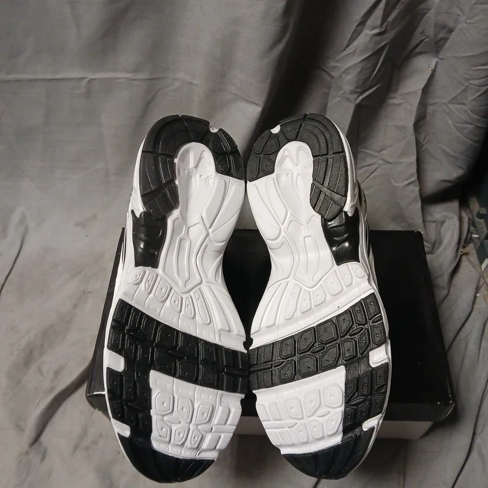 NEW BALANCE 530 SNEAKERS – WHITE/BLACK, EU 40 (UK 6) – BOXED