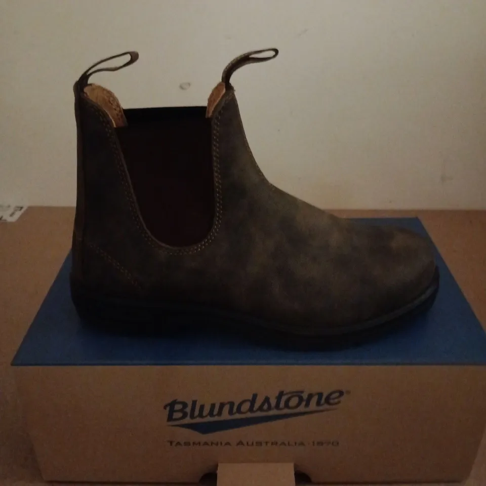 BOXED PAIR OF BLUNDSTONE ELASTIC SIDED BOOT IN RUSTIC BROWN - UK 7