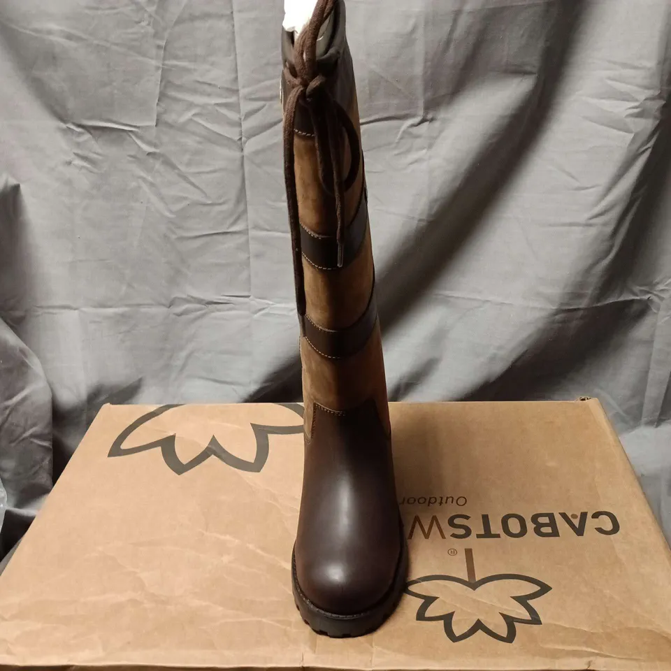 BOXED PAIR OF CABOTSWOOD AMBERLEY 2 OAK/BISON KNEE-HIGH BOOTS – UK 6 (EU 39)