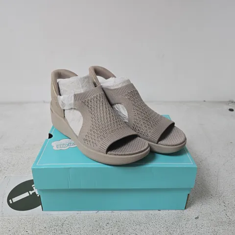 SKECHERS MARTHA STEWART COLLECTION UK 7 BOXED GREY