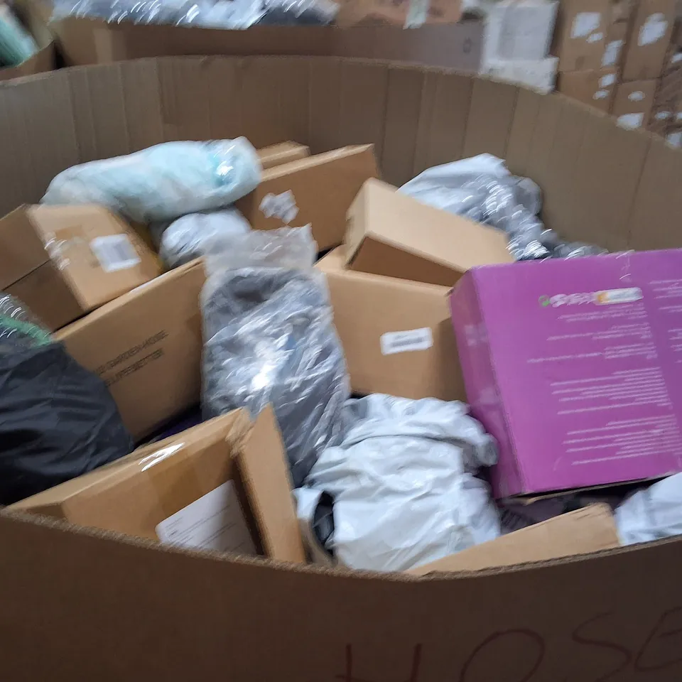 PALLET CONTAINING A LARGE QUANTITY OF HOSES