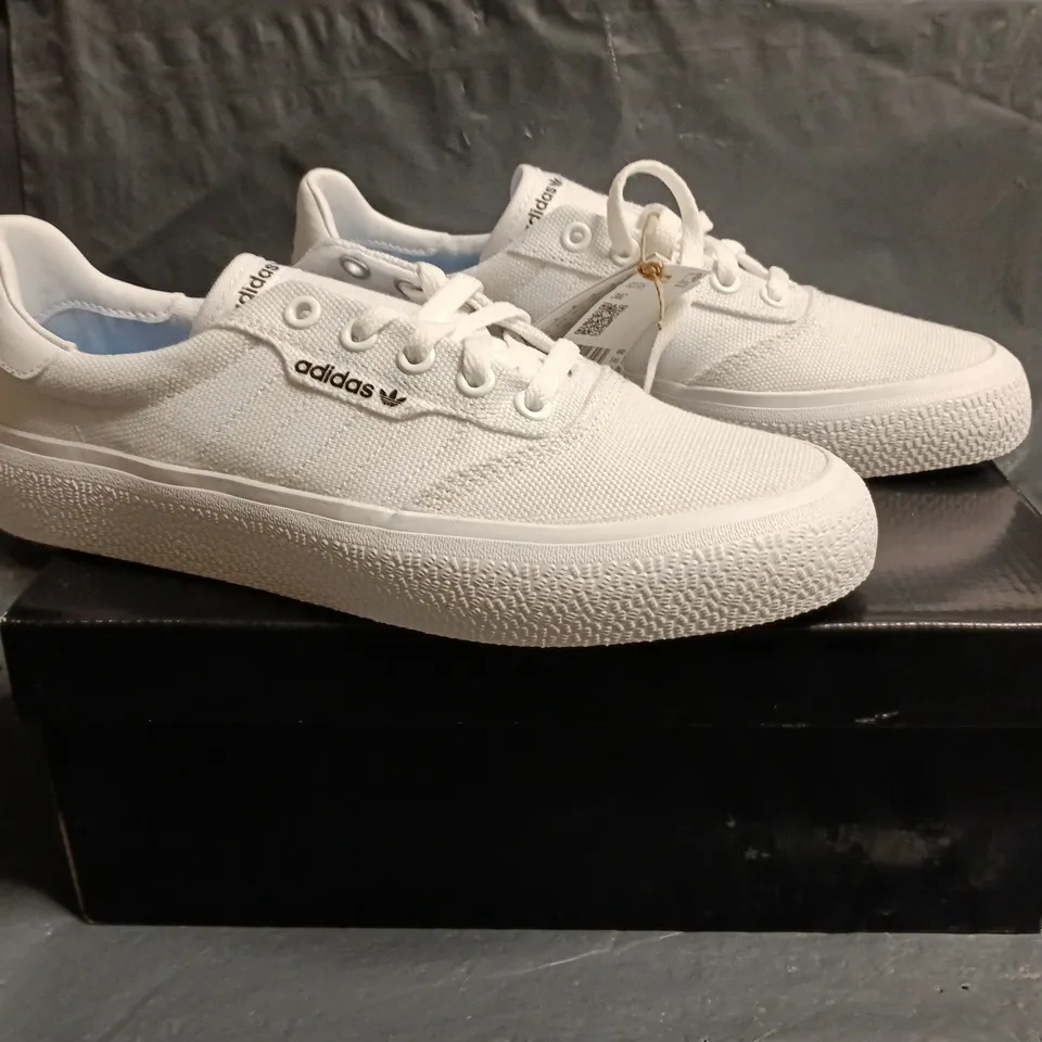 BOXED PAIR OF ADIDAS 3MC TRAINERS IN WHITE SIZE UK 5.5