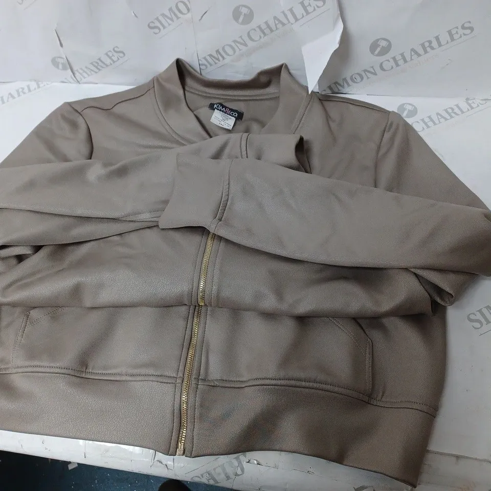APPROXIMATELY 10 CLOTHING INCLUDING: JACKETS (ALL OF DIFFERENT SIZES AND COLOURS)