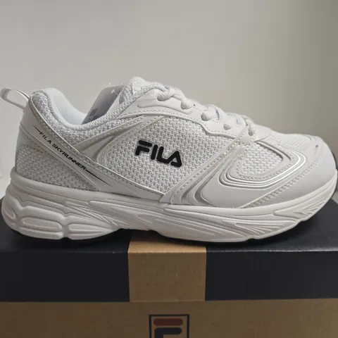 BOXED PAIR OF FILA SKYRUNNER WHITE TRAINERS – JUNIOR UK SIZE 5