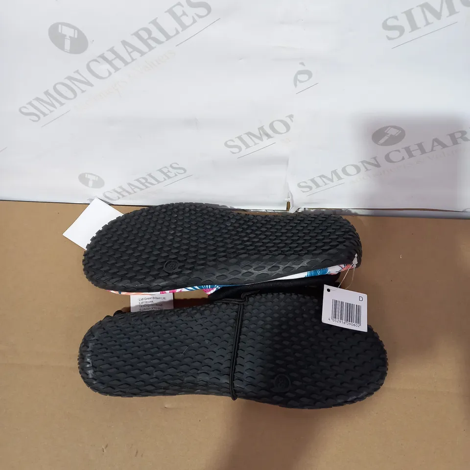 PAIR OF CRIVIT LADIES' AQUA SHOES SIZE 5
