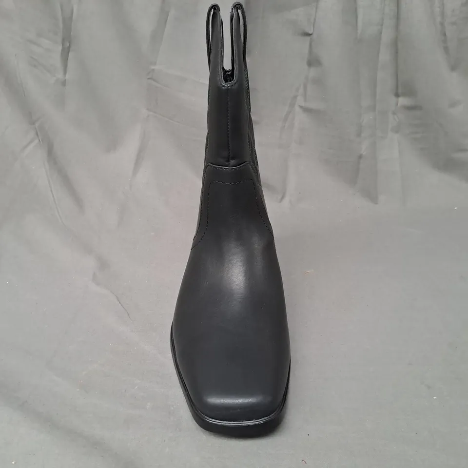 BOXED PAIR OF KOI VEGAN BROKEN BRONCO MEN'S GREEN FLAME COWBOY BOOTS IN BLACK UK SIZE 8