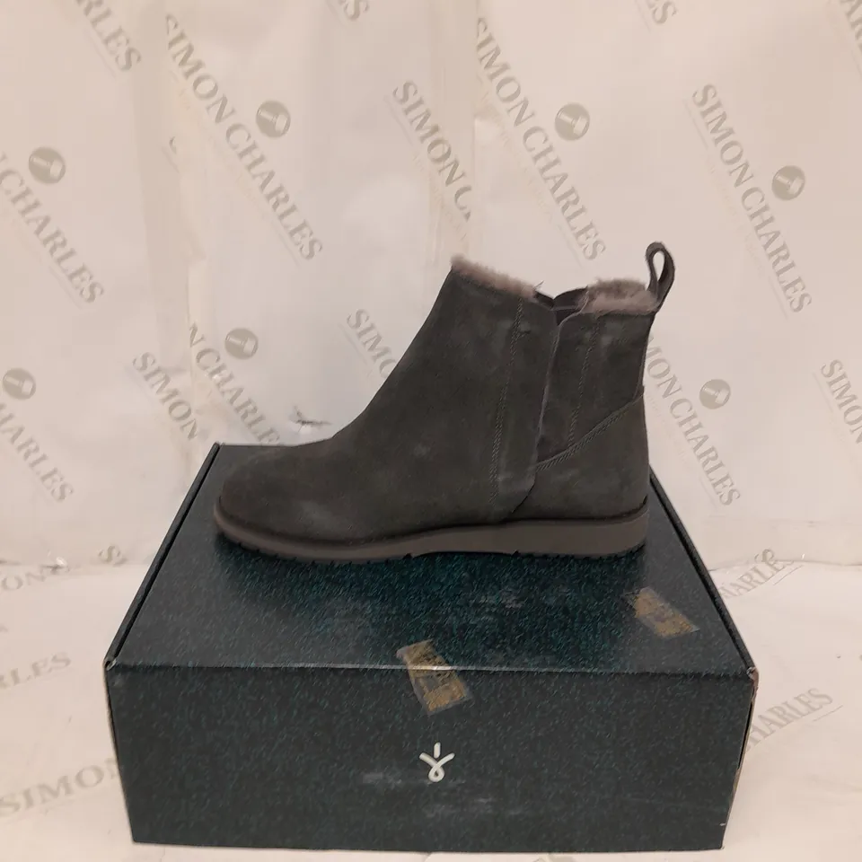 BOXED EMU PANU BOOTS, DARK GREY - SIZE 6