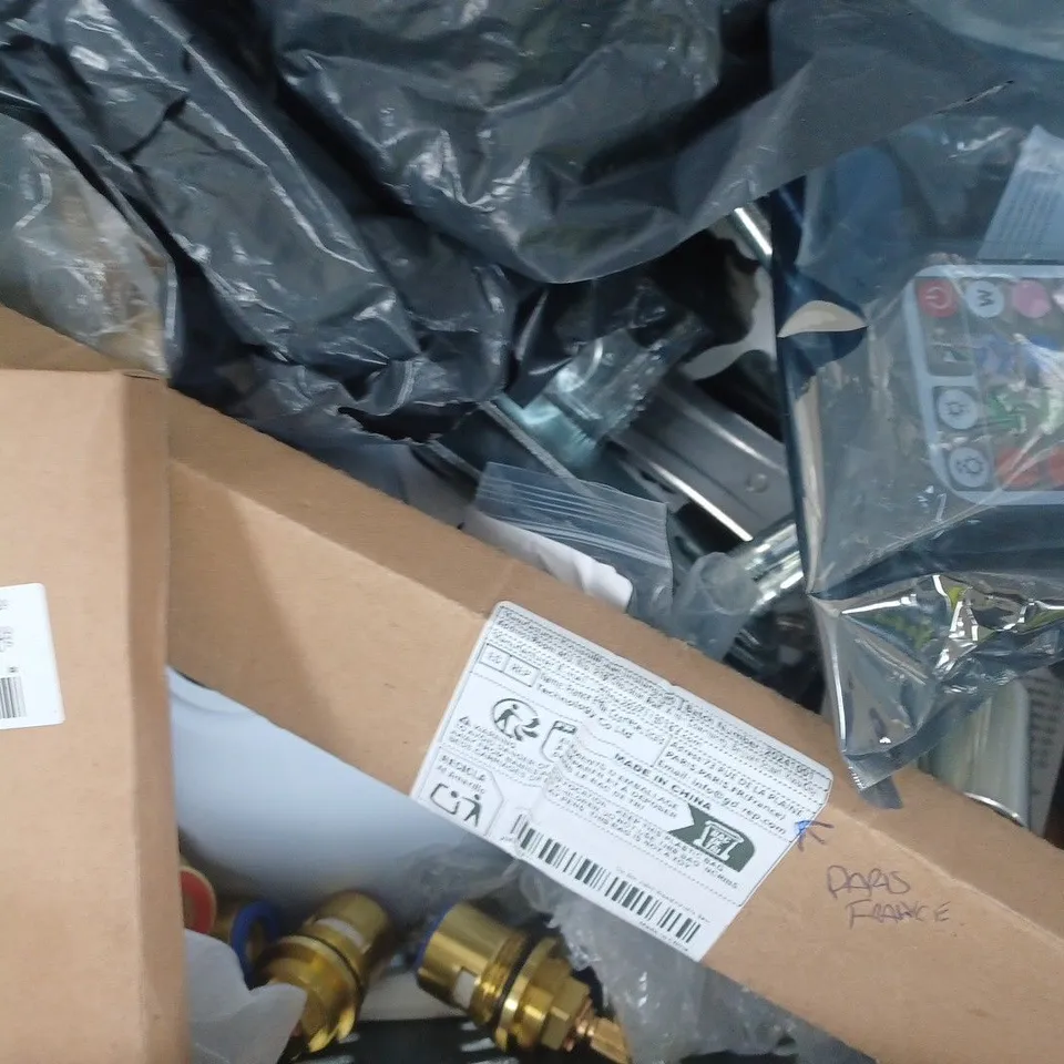 APPROXIMATELY 10 ASSORTED HOUSEHOLD ITEMS TO INCLUDE HAND FORK, LED KEYRING TORCH, SHIPTON & CO PEN, ETC