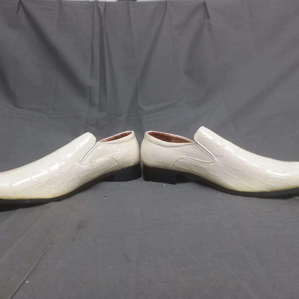 BOXED PAIR OF W.S SLIP ON SHOES IN WHITE EU SIZE 44