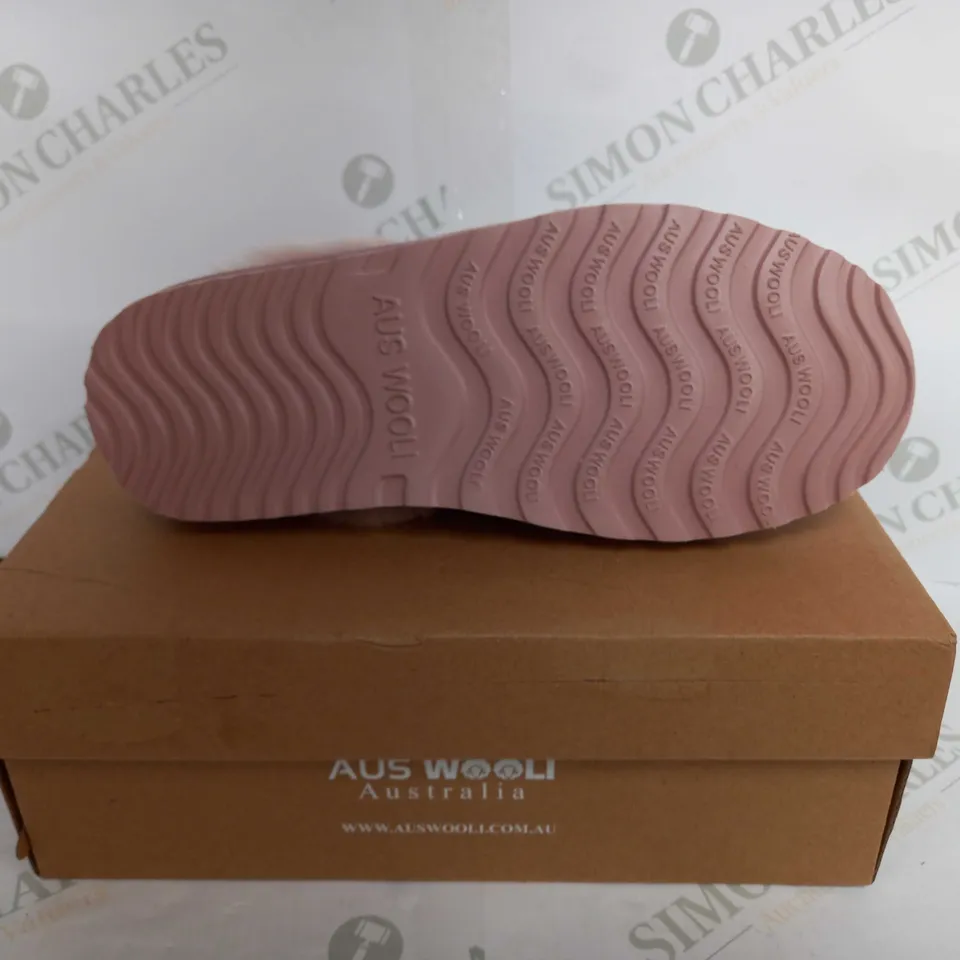 AUS WOOLI SYDNEY IN PALE PINK - UK 6 