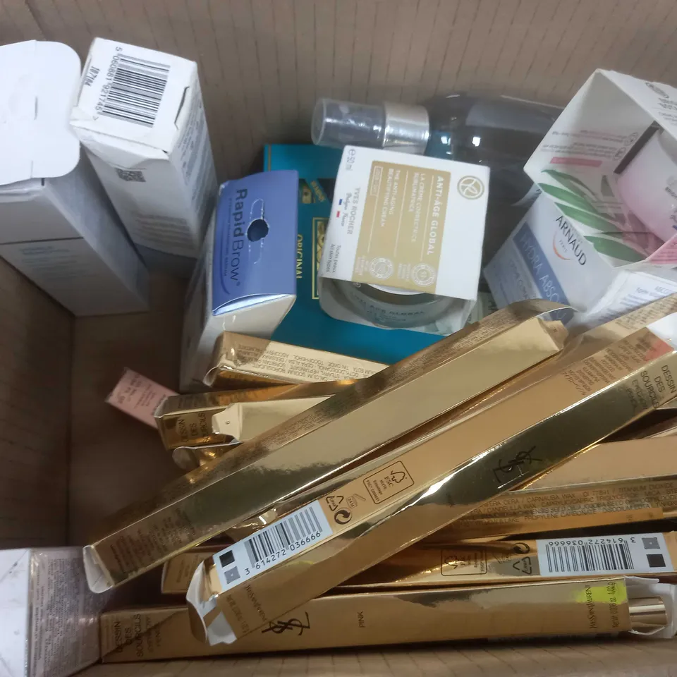 BOX OF APPROXIMATELY 15 ASSORTED HEALTH & BEAUTY ITEMS TO INCLUDE - YSL EYEBROW PENCIL , AMELIORATE INTENSIVE FOOT THERAPY , GAS EAU DE TOILTTE ETC