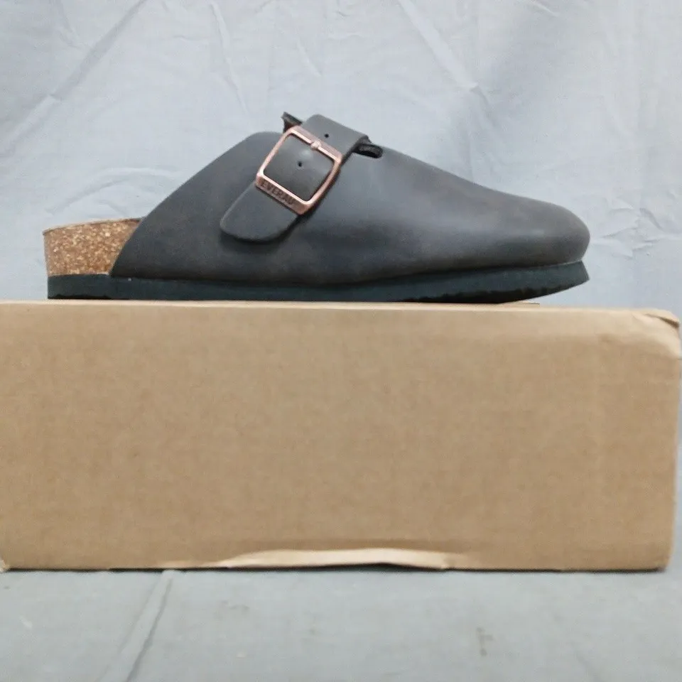 BOXED PAIR OF EVERAU SHOES IN BROWN OILED LEATHER SIZE EU 38