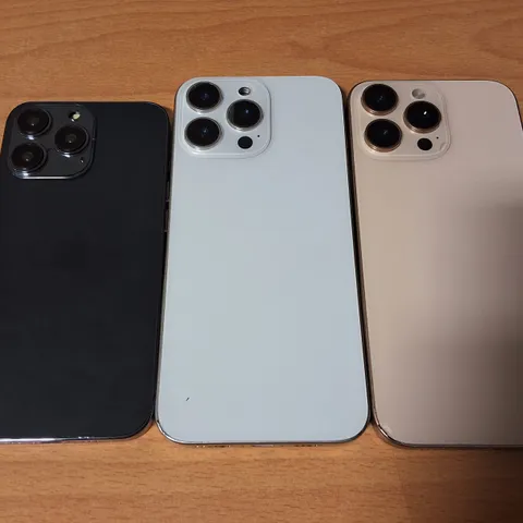 LOT OF 3 ASSORTED APPLE DUMMY DISPLAY PHONES