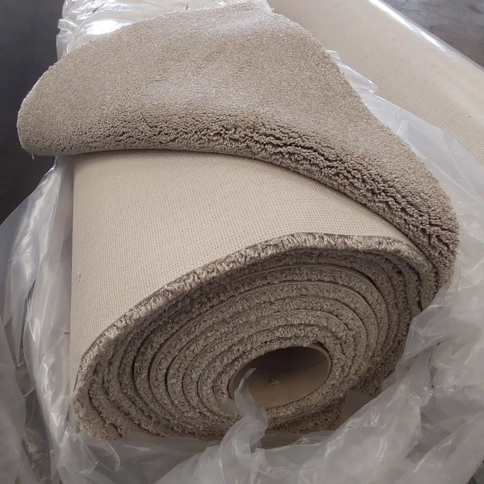 ROLL OF QUALITY ULTIMATE EXPRESSIONS PEARL CARPET // SIZE: 4 X 8.6m