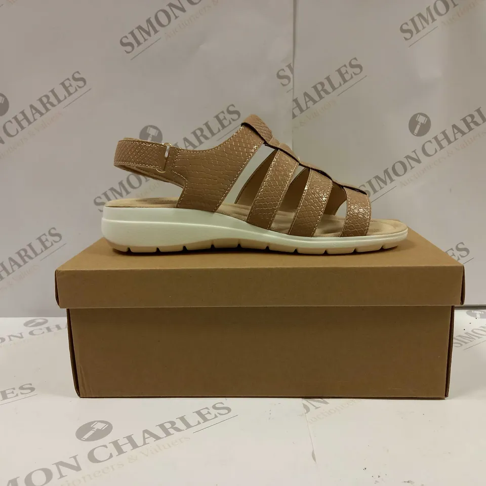 BOXED PAIR OF CUSHION WALK ONE TOUCH CLOSE SANDALS IN TAN - SIZE 6 