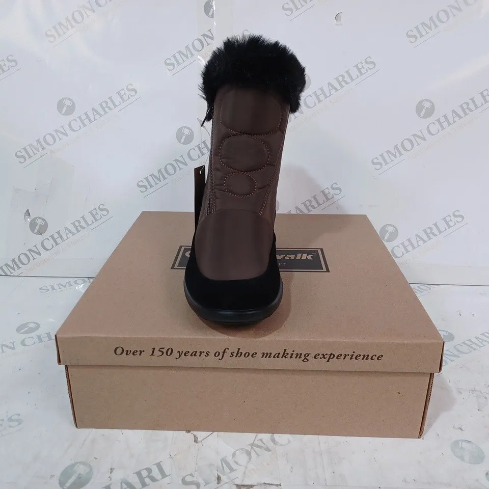 BOXED PAIR OF CUSHION-WALK FAUX FUR LINED ANKLE BOOTS IN BROWN SIZE 5