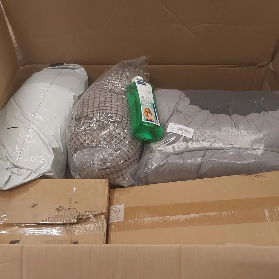 PALLET CONTAINING A VERY LARGE QUANTITY OF ASSORTED PET PRODUCTS